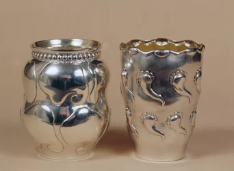 Becher mit Repoussé-Dekoration, Kopenhagener Punzen, 1899